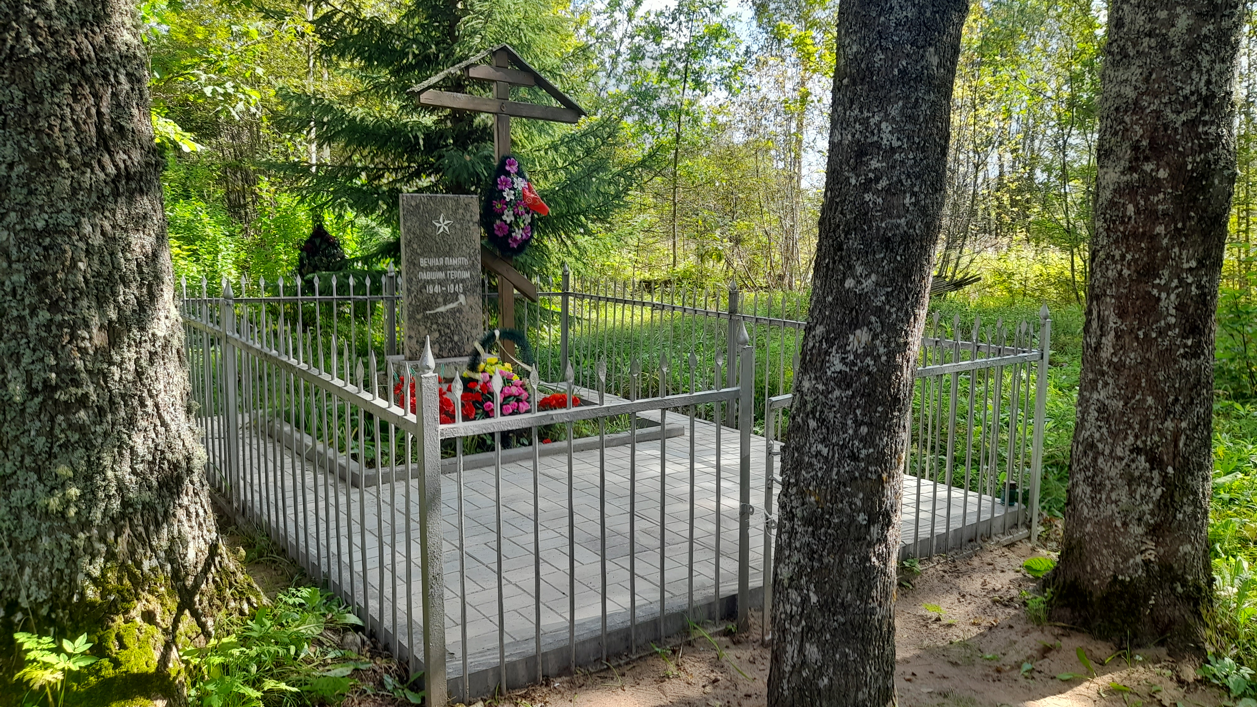 Братская могила советских воинов.