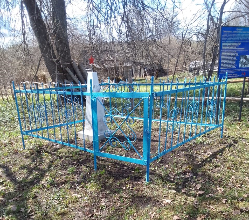 Братская могила советских воинов.